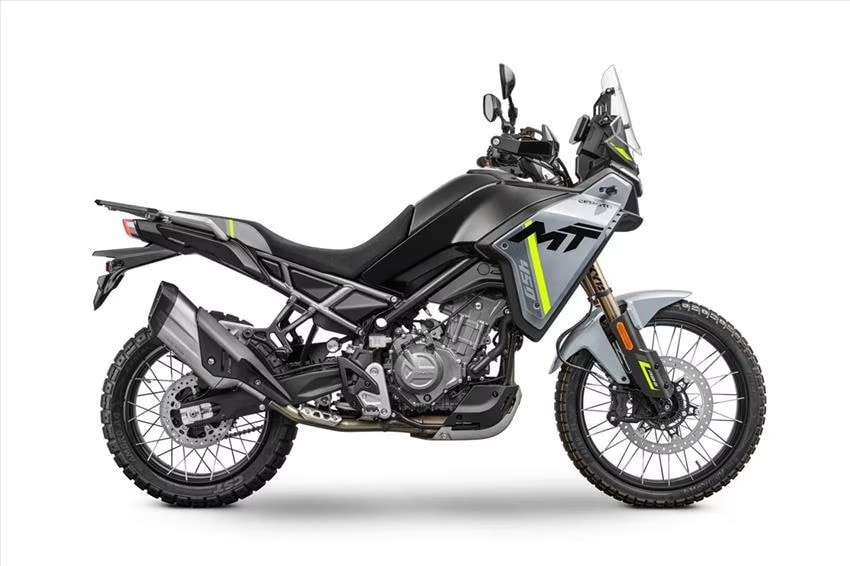 <div class='descrGalleryTitle'>CFMOTO 450MT</div><div class='descrGalleryText'><p>Restiamo ancora nel campo delle piccole, ma <b>raddoppiamo il numero di cilindri</b> e passiamo a un’adventure fatta e finita: la <a href="https://www.dueruote.it/listino/cfmoto/450mt/"><b>CFMOTO 450MT</b></a> è stata <a href="https://www.dueruote.it/prove/anteprime/2024/05/23/prova-cfmoto-450mt-come-va-pregi-e-difetti/">una delle più belle sorprese</a>.&nbsp;Ben costruita, efficace e con un prezzo che sembra quasi uno scherzo. Bicilindrico parallelo da 449,5 cc e<b> 44 cavalli, quindi guidabile con patente A2, </b>sospensioni KYB, ruote da 21 e 18” a raggi tangenziali, quindi tubeless, e sovrastrutture che richiamano le moderne moto della Dakar, disponibile<b> con parafango alto o basso. </b>Il peso non è quello di una specialistica, è chiaro, ma quei <b>175 kg a secco</b> sono comunque almeno una ventina in meno delle colleghe da 700 cc. Tutto a beneficio della facilità d’uso, per chi non abbia grande esperienza, per chi non sia così alto di statura o per chi abbia deciso di smettere di chiedere gli straordinari ai propri muscoli. Un difetto? <b>La rapportatura molto corta </b>la rende meno adatta alle lunghe traversate autostradali, ma per il fuoristrada turistico e per godersi il paesaggio quei<b> 44 cavalli sono più che sufficienti</b>. Una moto bella da guardare e da guidare offerta&nbsp;<b>a 5.990 euro.</b></p>
</div>